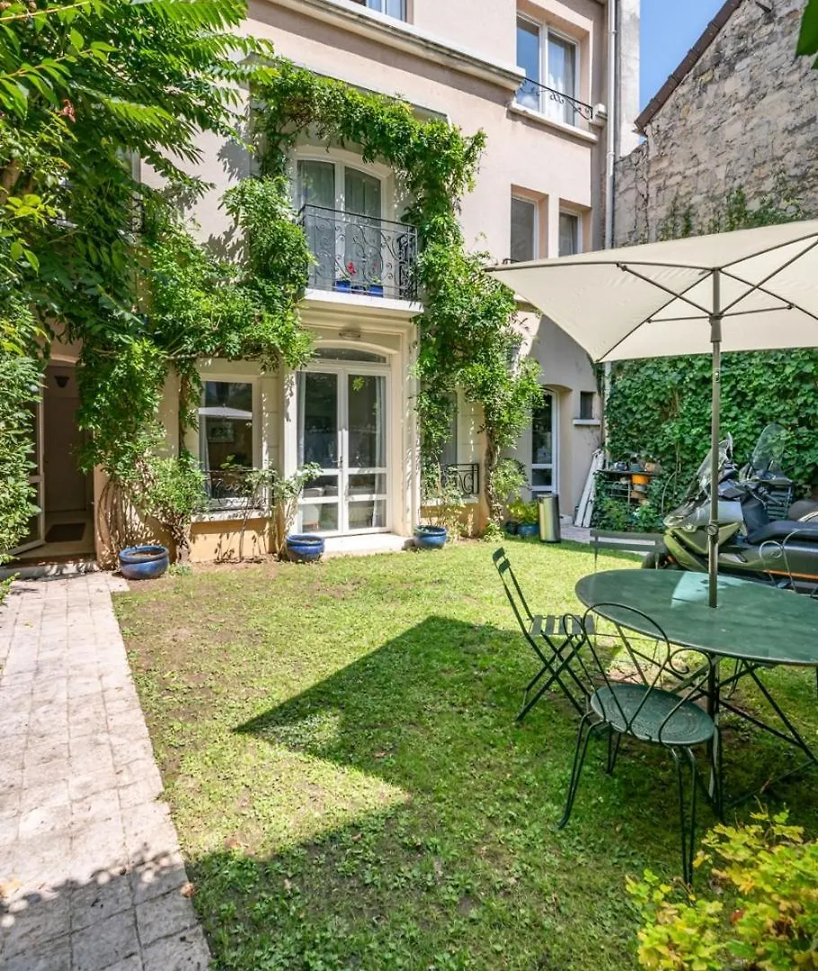 Veeve - Gilded Garden Splendour Apartment Paris