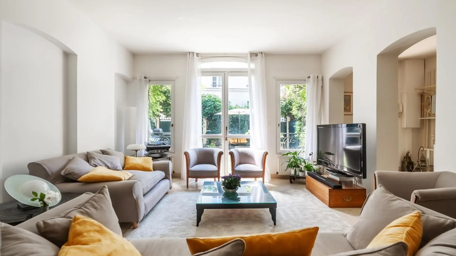 Veeve - Gilded Garden Splendour Apartment Paris