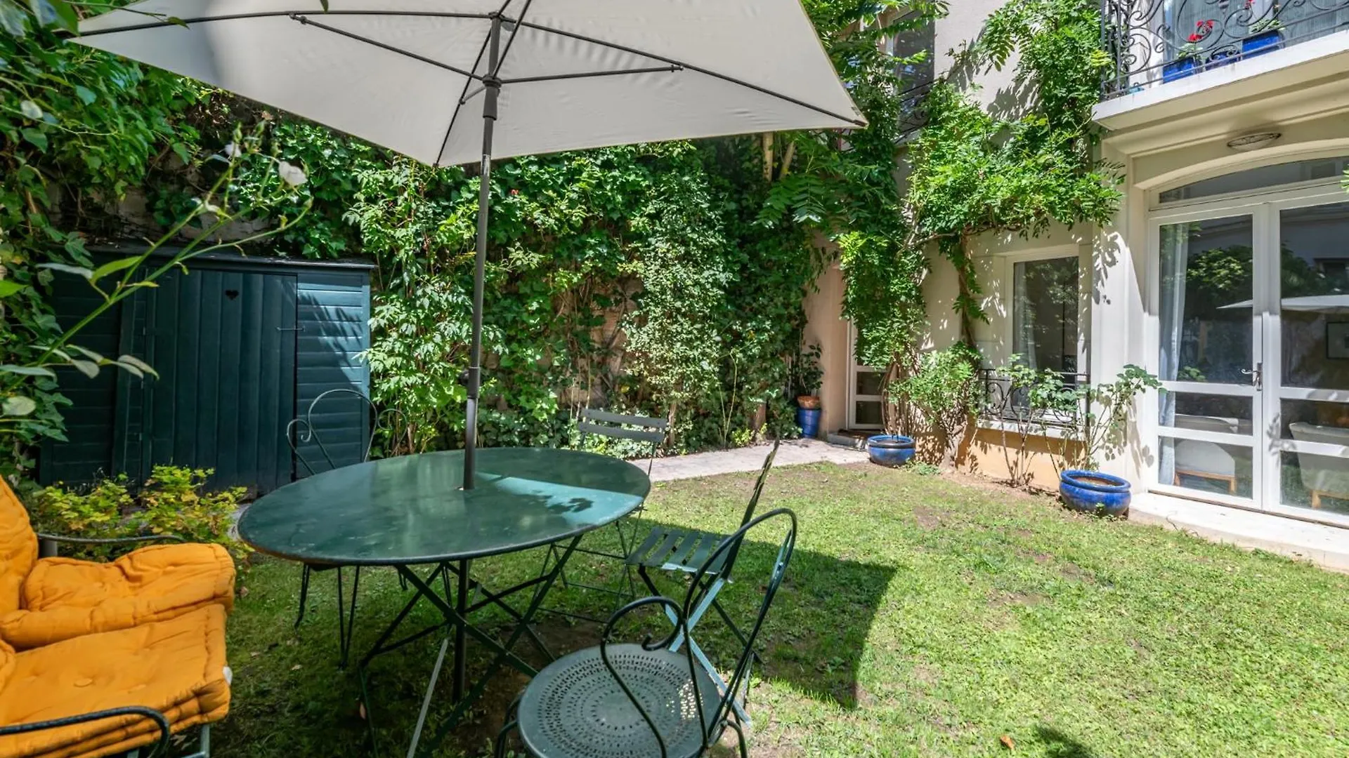 Veeve - Gilded Garden Splendour Apartment Paris