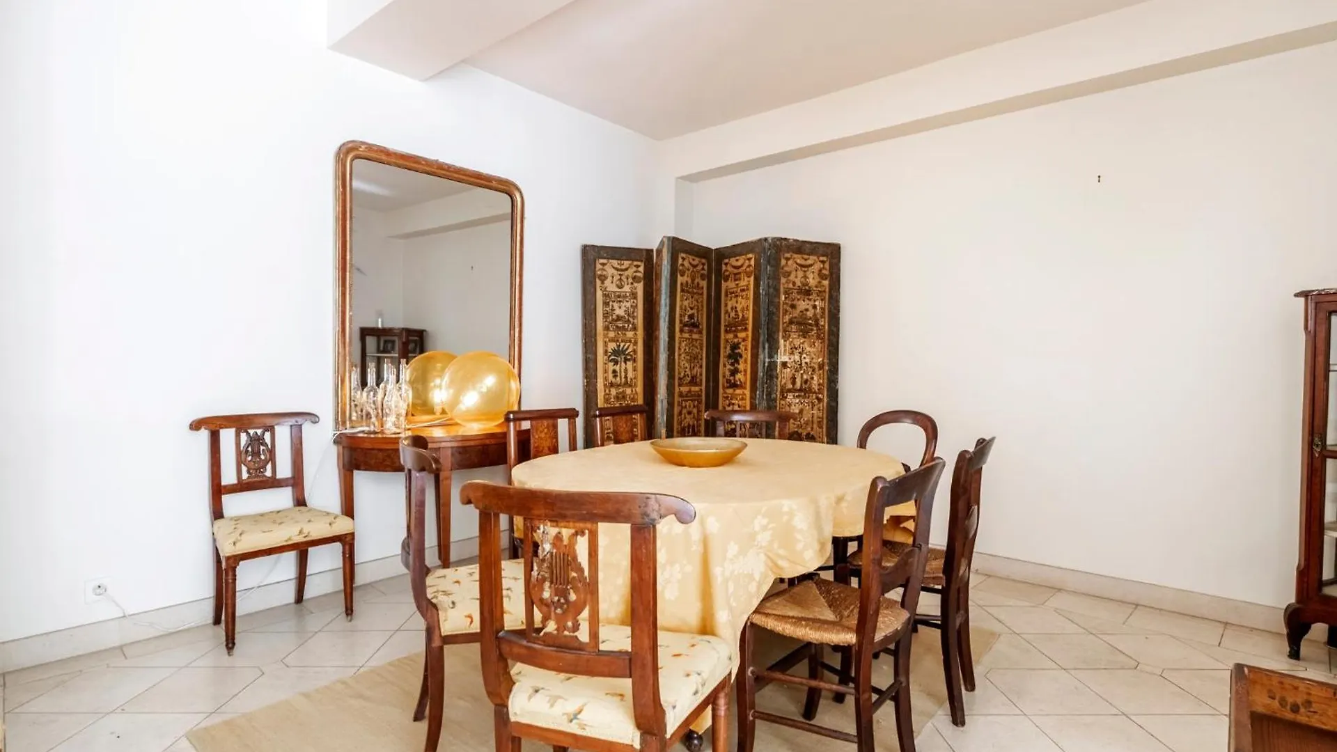 Veeve - Gilded Garden Splendour Apartment Paris France